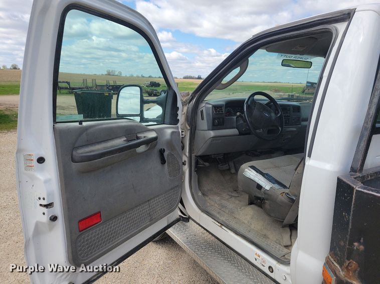 image for item IO9320 2004 Ford F450 Super Duty XL  flatbed truck