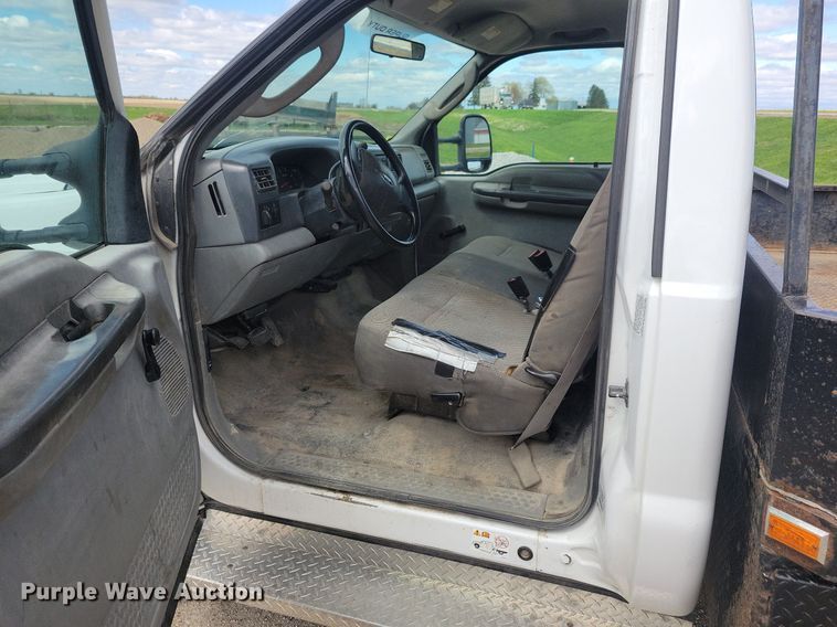 image for item IO9320 2004 Ford F450 Super Duty XL  flatbed truck