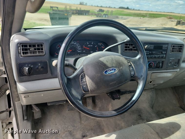 image for item IO9320 2004 Ford F450 Super Duty XL  flatbed truck