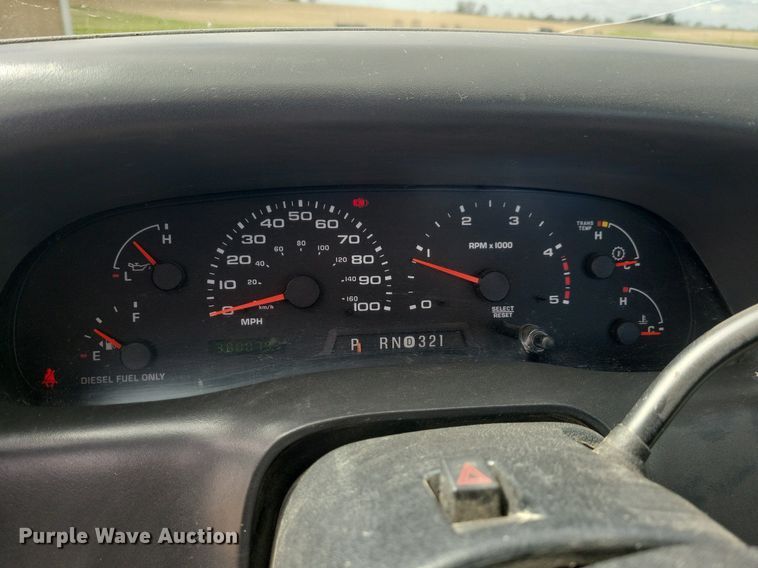 image for item IO9320 2004 Ford F450 Super Duty XL  flatbed truck