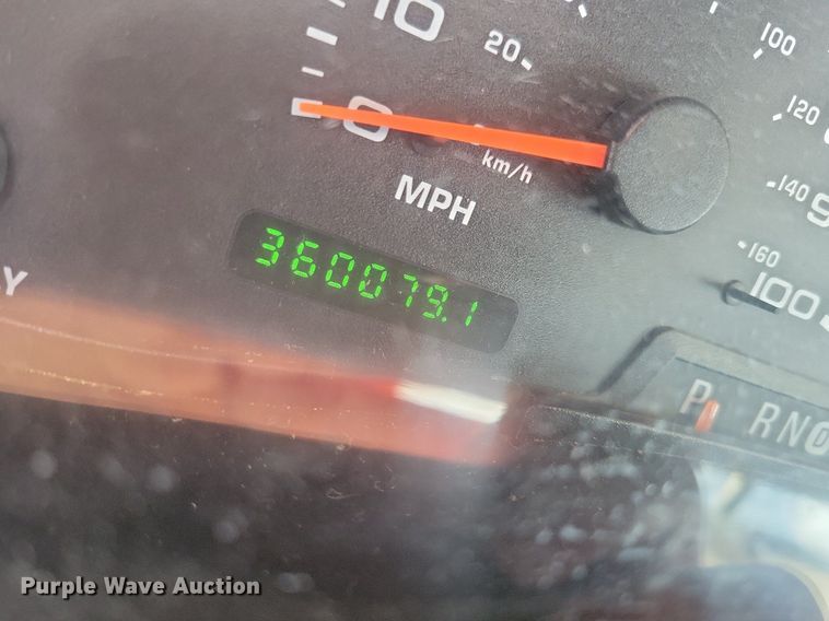 image for item IO9320 2004 Ford F450 Super Duty XL  flatbed truck