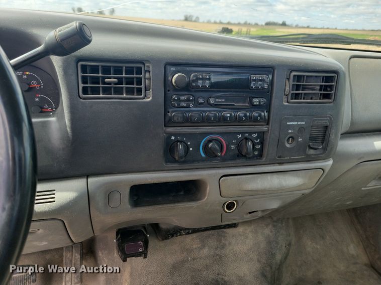 image for item IO9320 2004 Ford F450 Super Duty XL  flatbed truck