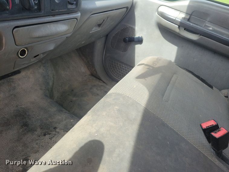 image for item IO9320 2004 Ford F450 Super Duty XL  flatbed truck