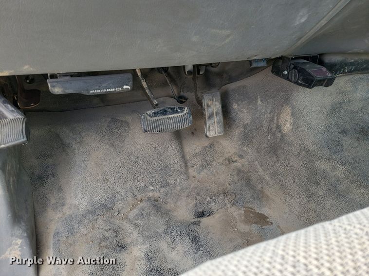 image for item IO9320 2004 Ford F450 Super Duty XL  flatbed truck