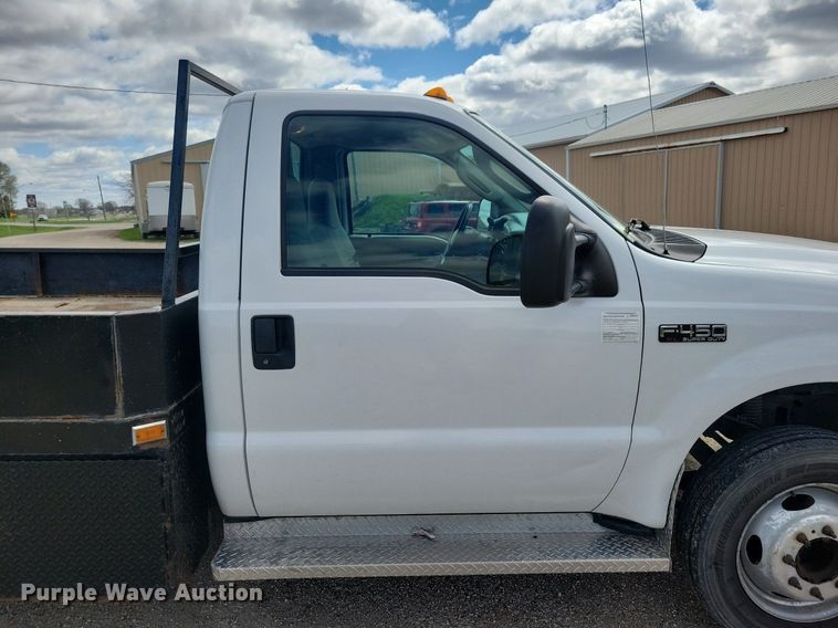 image for item IO9320 2004 Ford F450 Super Duty XL  flatbed truck