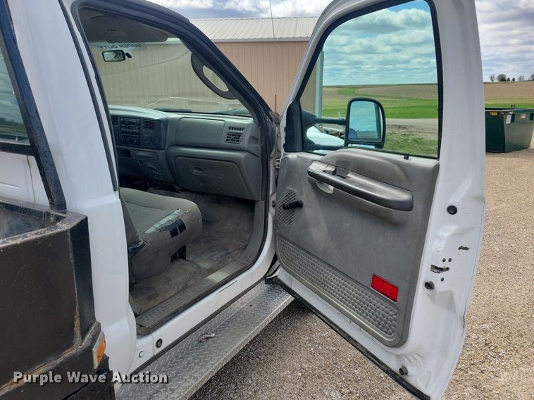 image for item IO9320 2004 Ford F450 Super Duty XL  flatbed truck