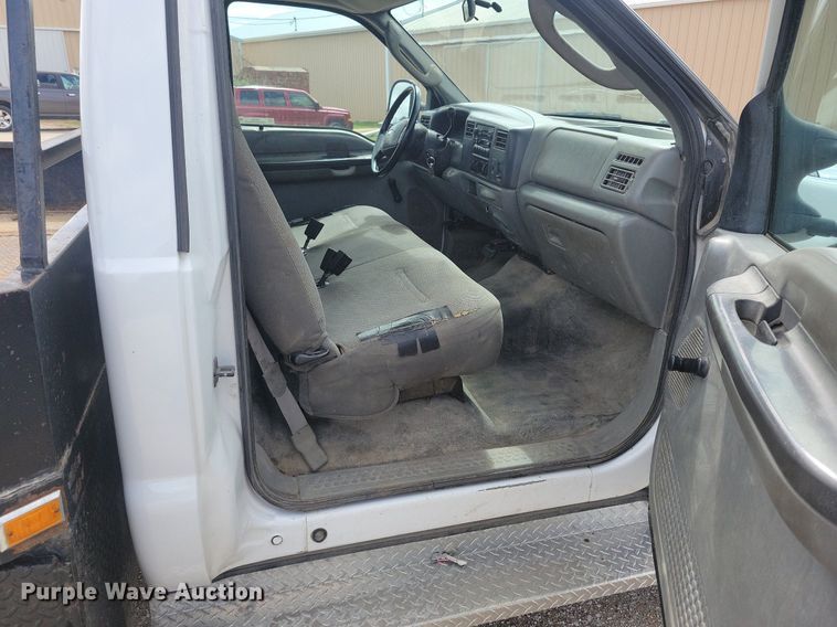 image for item IO9320 2004 Ford F450 Super Duty XL  flatbed truck