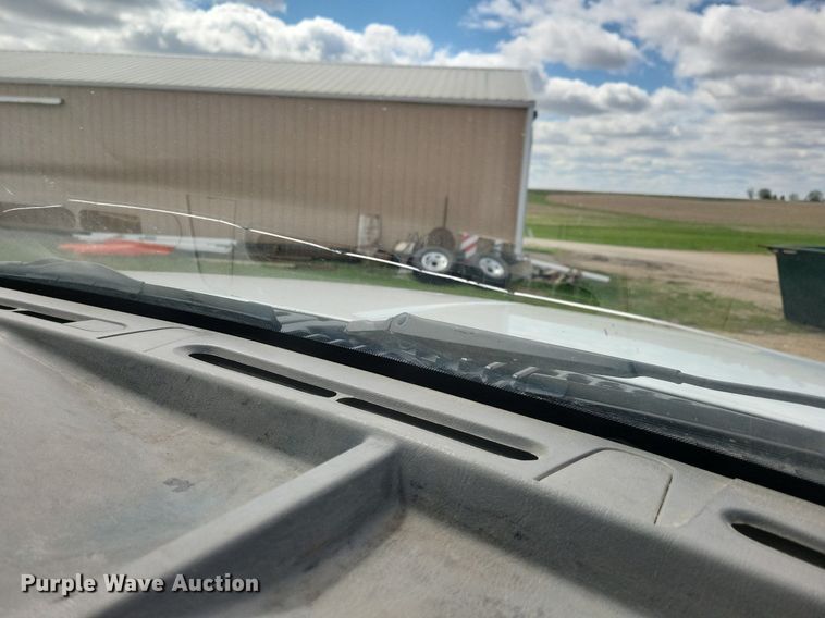 image for item IO9320 2004 Ford F450 Super Duty XL  flatbed truck