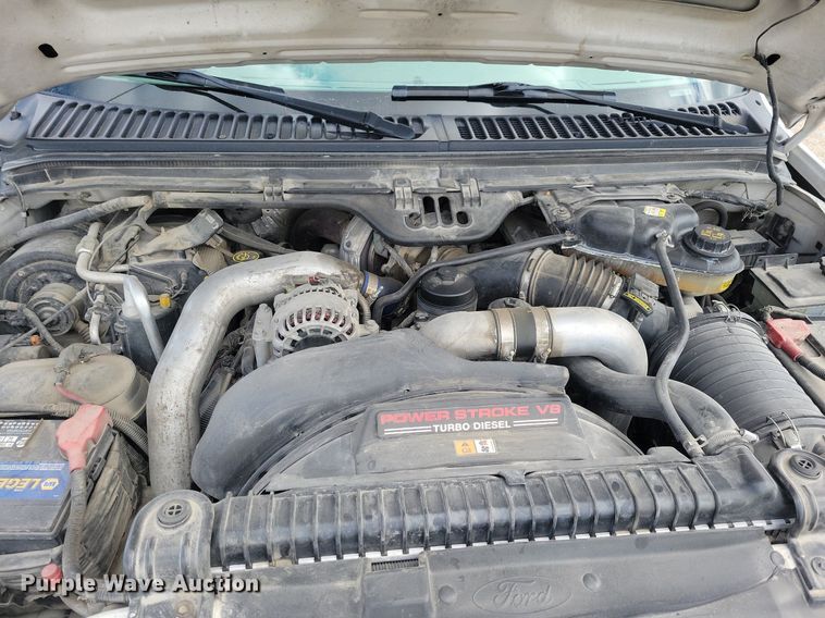 image for item IO9320 2004 Ford F450 Super Duty XL  flatbed truck