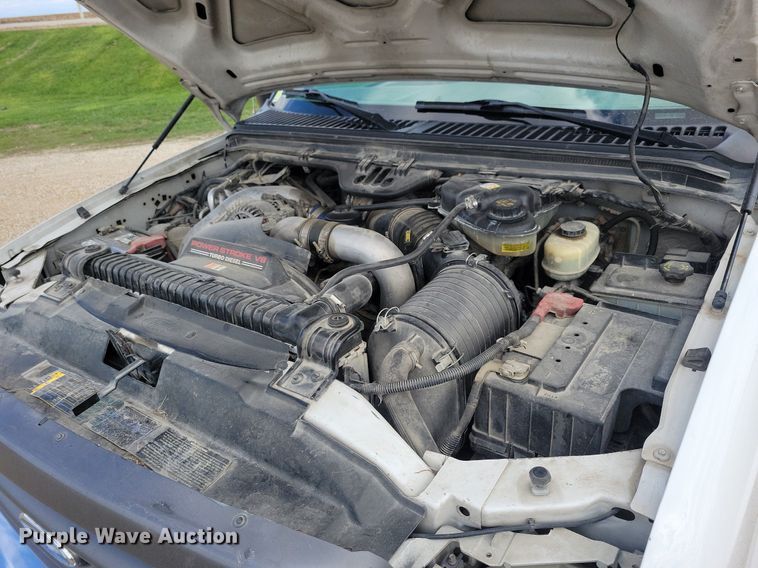 image for item IO9320 2004 Ford F450 Super Duty XL  flatbed truck