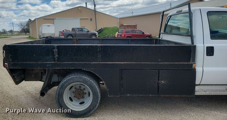 image for item IO9320 2004 Ford F450 Super Duty XL  flatbed truck