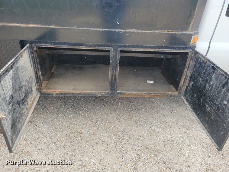 image for item IO9320 2004 Ford F450 Super Duty XL  flatbed truck