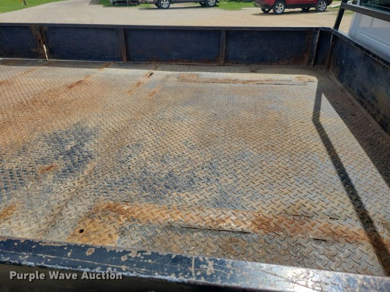 image for item IO9320 2004 Ford F450 Super Duty XL  flatbed truck