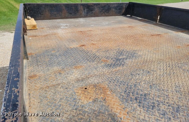 image for item IO9320 2004 Ford F450 Super Duty XL  flatbed truck