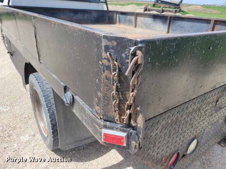 image for item IO9320 2004 Ford F450 Super Duty XL  flatbed truck