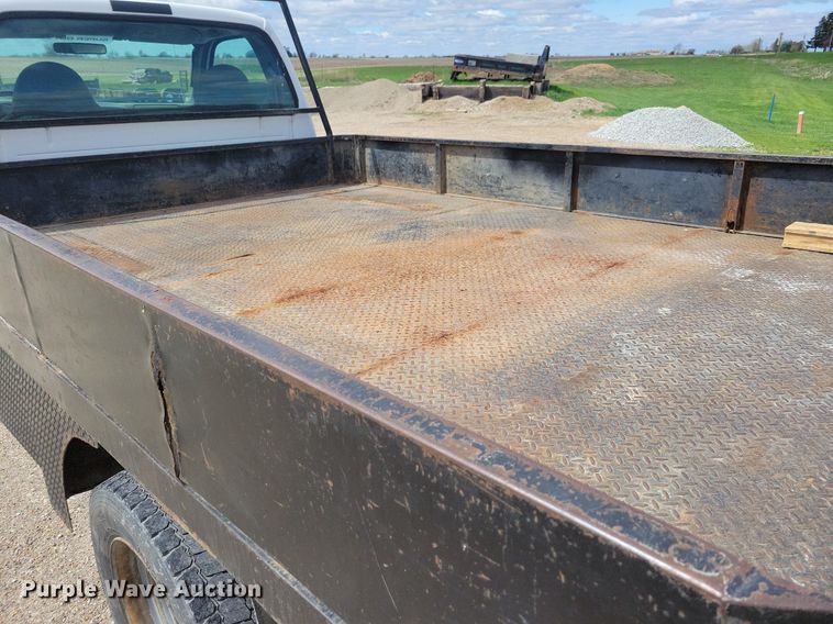 image for item IO9320 2004 Ford F450 Super Duty XL  flatbed truck