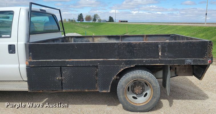 image for item IO9320 2004 Ford F450 Super Duty XL  flatbed truck
