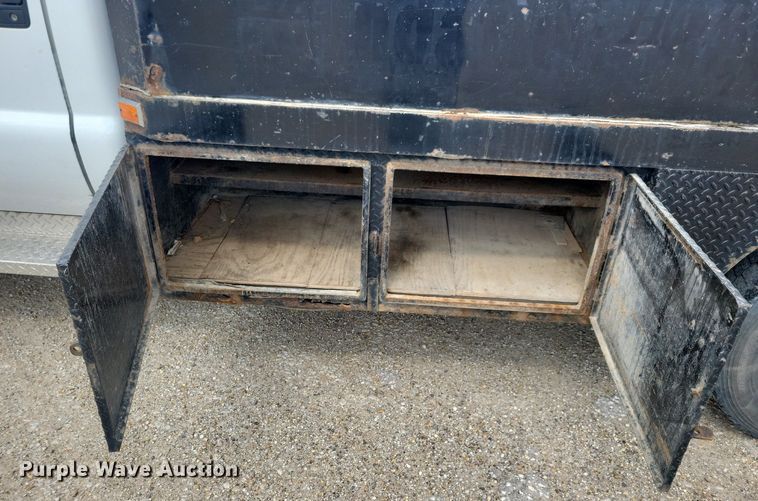 image for item IO9320 2004 Ford F450 Super Duty XL  flatbed truck