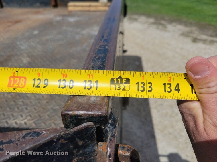 image for item IO9320 2004 Ford F450 Super Duty XL  flatbed truck