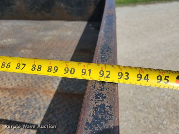 image for item IO9320 2004 Ford F450 Super Duty XL  flatbed truck