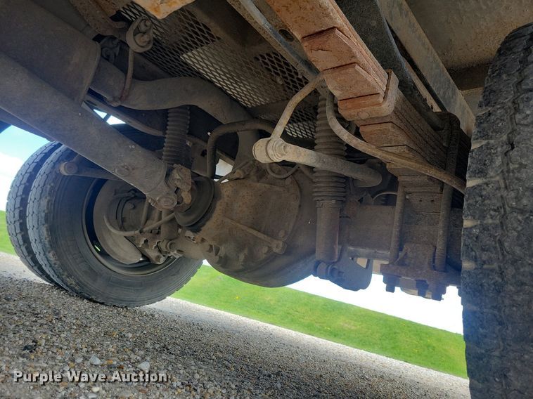 image for item IO9320 2004 Ford F450 Super Duty XL  flatbed truck