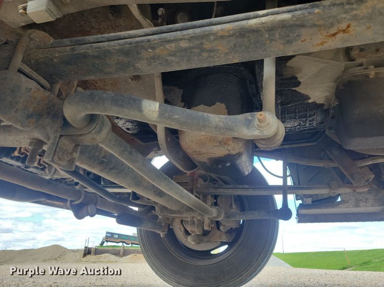 image for item IO9320 2004 Ford F450 Super Duty XL  flatbed truck