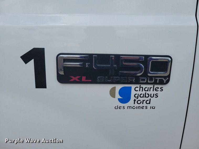 image for item IO9320 2004 Ford F450 Super Duty XL  flatbed truck