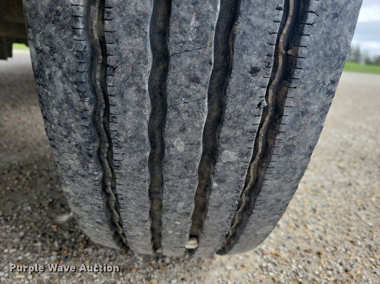 image for item IO9320 2004 Ford F450 Super Duty XL  flatbed truck