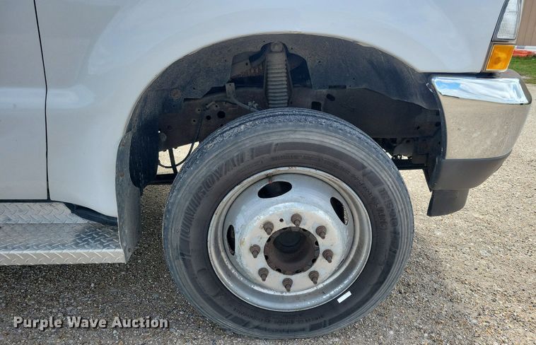 image for item IO9320 2004 Ford F450 Super Duty XL  flatbed truck