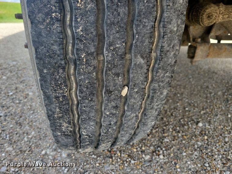 image for item IO9320 2004 Ford F450 Super Duty XL  flatbed truck