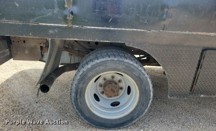 image for item IO9320 2004 Ford F450 Super Duty XL  flatbed truck