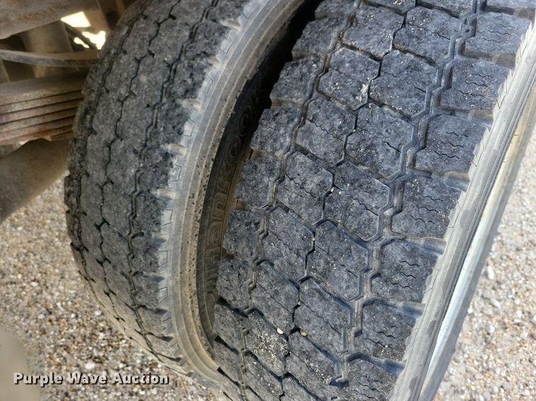 image for item IO9320 2004 Ford F450 Super Duty XL  flatbed truck