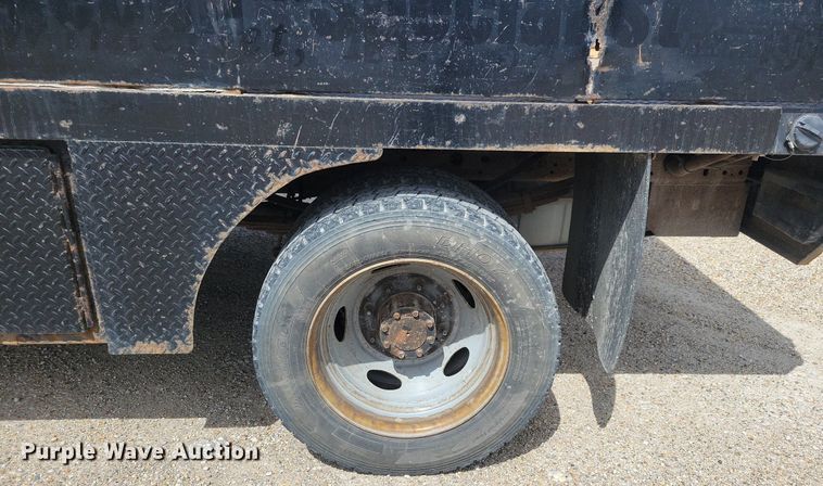 image for item IO9320 2004 Ford F450 Super Duty XL  flatbed truck