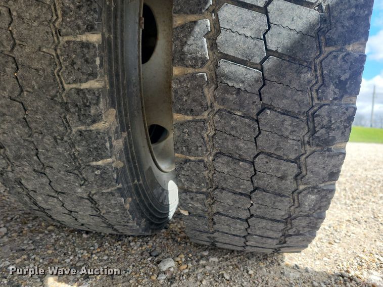 image for item IO9320 2004 Ford F450 Super Duty XL  flatbed truck