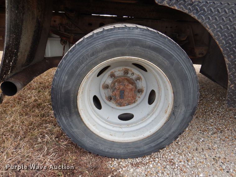 image for item IO9320 2004 Ford F450 Super Duty XL  flatbed truck