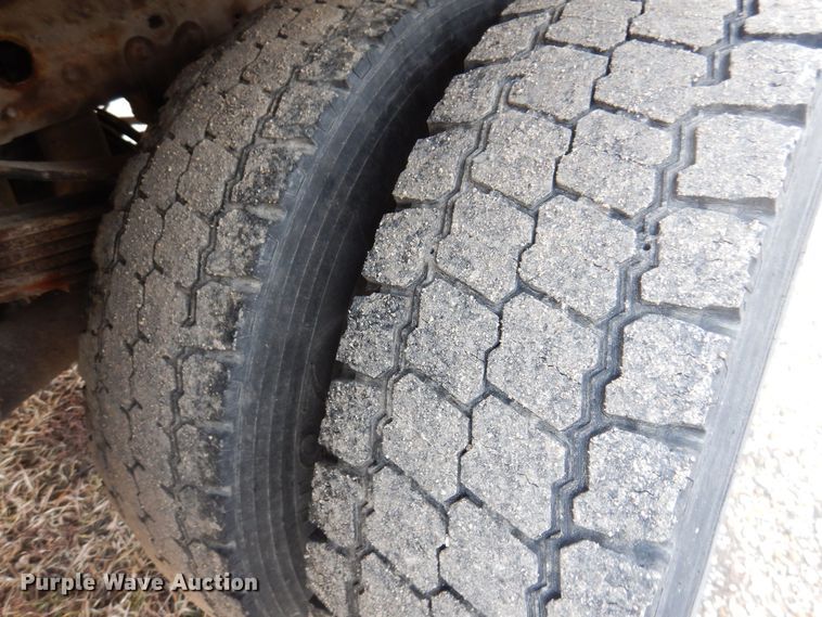 image for item IO9320 2004 Ford F450 Super Duty XL  flatbed truck