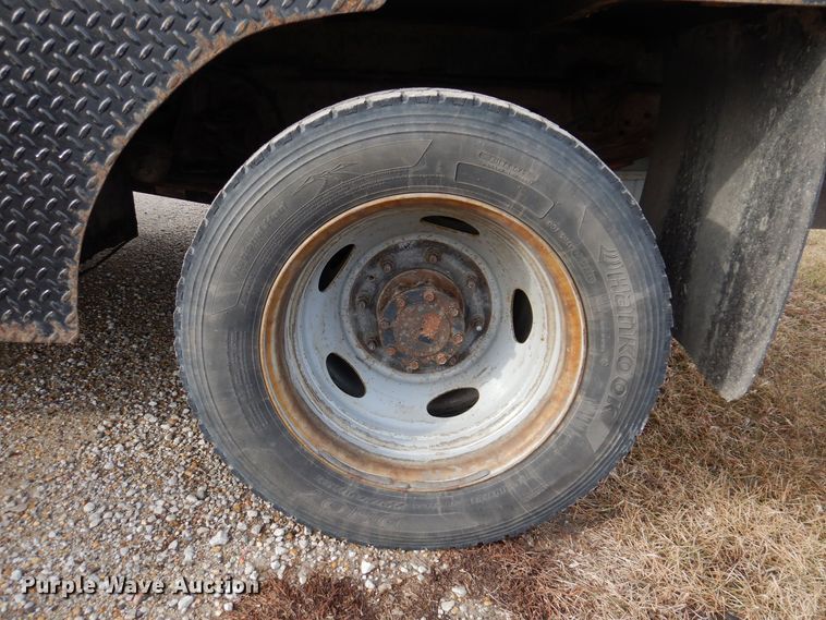 image for item IO9320 2004 Ford F450 Super Duty XL  flatbed truck