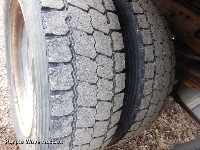 image for item IO9320 2004 Ford F450 Super Duty XL  flatbed truck