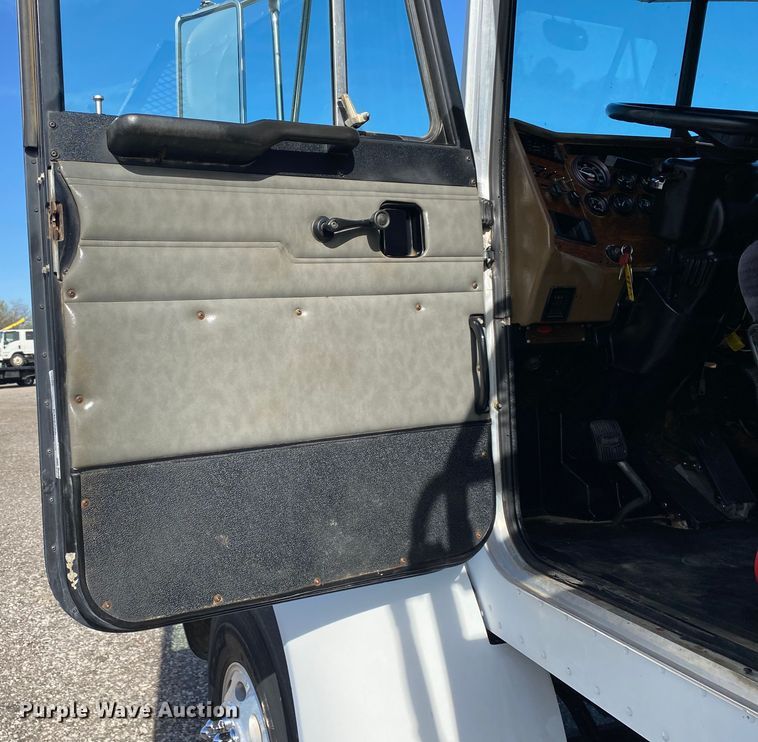 image for item KB9496 1999 Peterbilt 330  dump flatbed truck