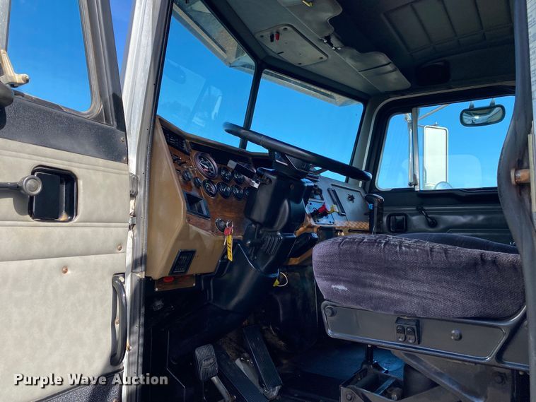 image for item KB9496 1999 Peterbilt 330  dump flatbed truck