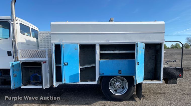 image for item KB9498 2002 Freightliner FL70  utility / service truck