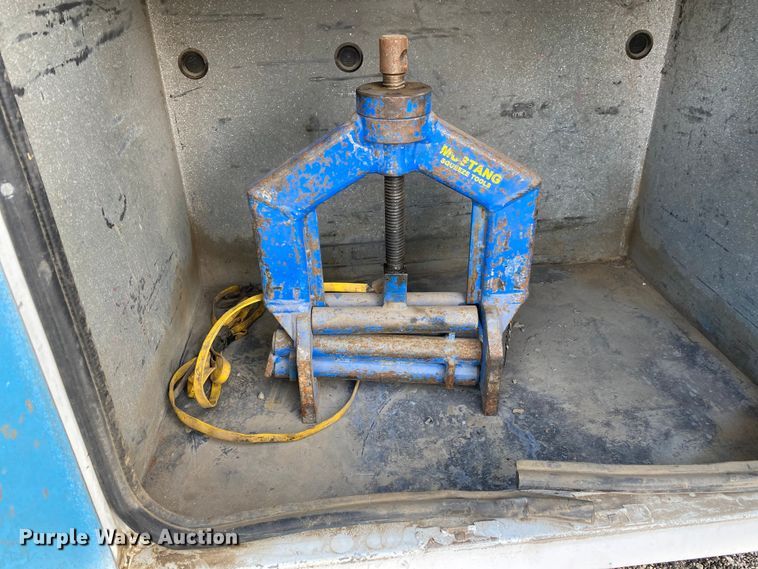 image for item KB9498 2002 Freightliner FL70  utility / service truck