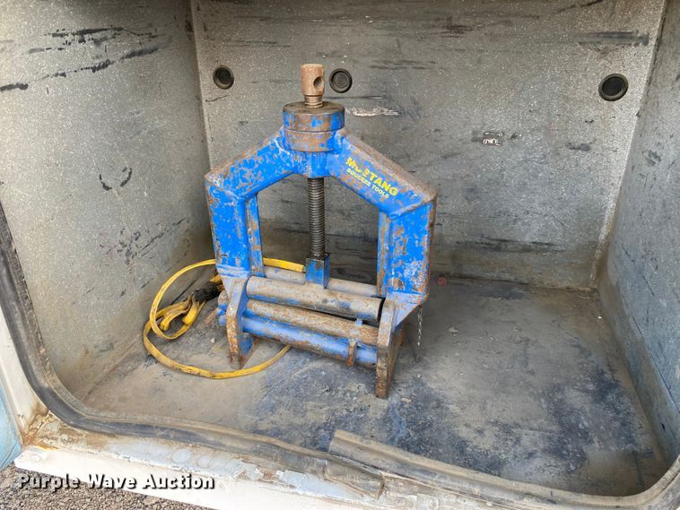 image for item KB9498 2002 Freightliner FL70  utility / service truck