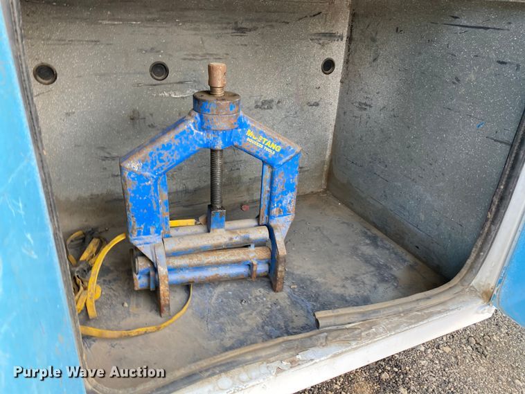 image for item KB9498 2002 Freightliner FL70  utility / service truck