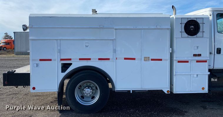 image for item KB9498 2002 Freightliner FL70  utility / service truck