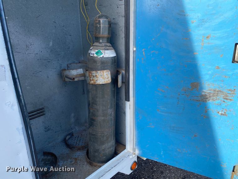 image for item KB9498 2002 Freightliner FL70  utility / service truck