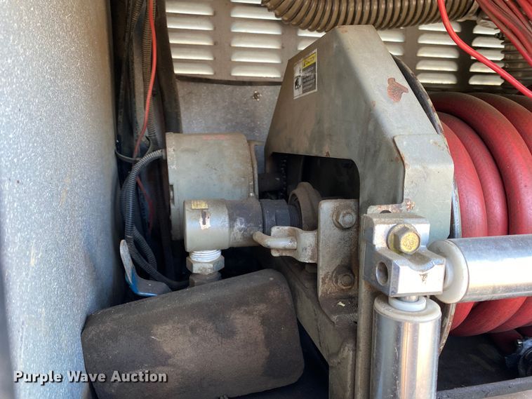 image for item KB9498 2002 Freightliner FL70  utility / service truck