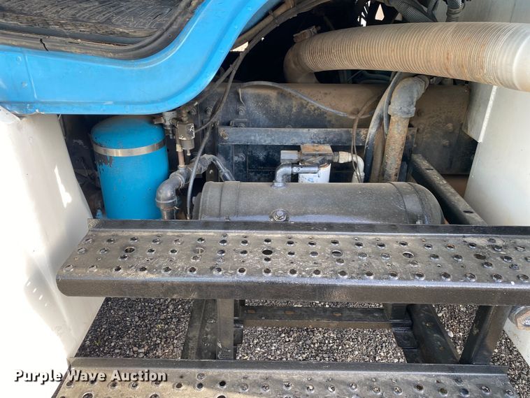 image for item KB9498 2002 Freightliner FL70  utility / service truck