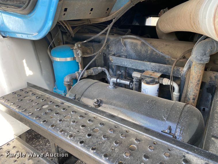 image for item KB9498 2002 Freightliner FL70  utility / service truck