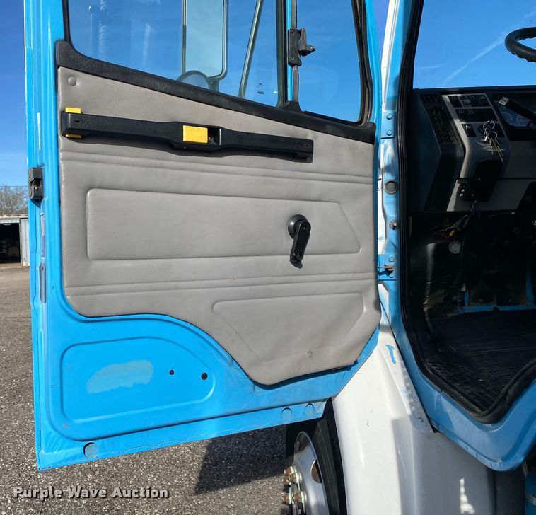 image for item KB9498 2002 Freightliner FL70  utility / service truck